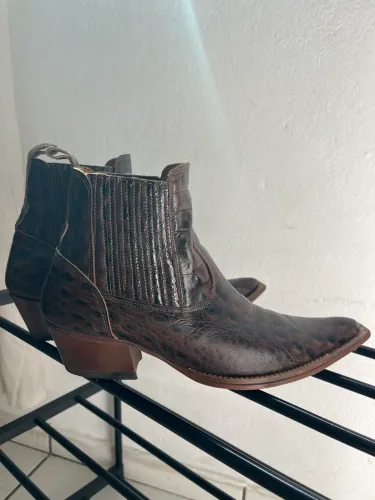 BOTINA COUNTRY MASCULINA BICO FINO COURO