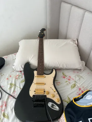 Guitarra EAGLE preta com ponte flutuante