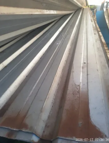 Cobertura com estrutura e telhas de zinco