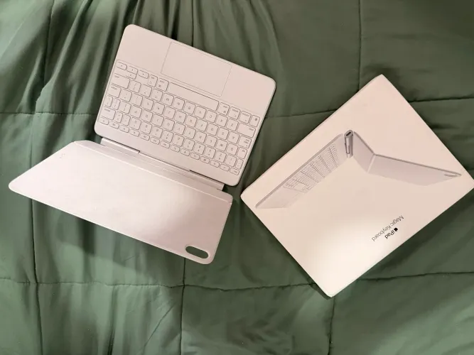 iPad Air 11? M4 256GB Wi-Fi + Magic Keyboard