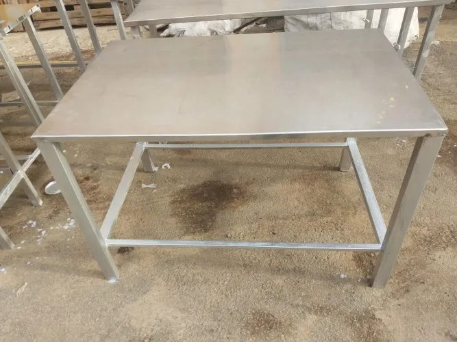 Mesa de de inox bem reforçada com os pés metalon calvanizado de 1,36mx88cm