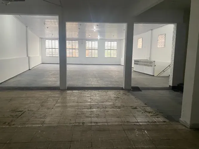 Salão 165m com cozinha e 2 banheiros