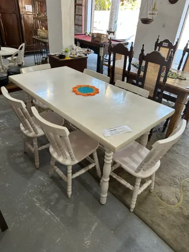Mesa branca com 6 cadeiras 