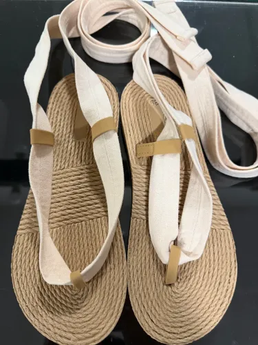 Rasteira com tiras de amarrar