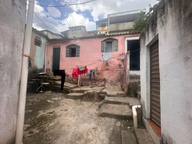 Vende-se lote com 3 barracões.