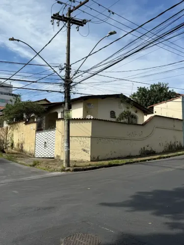 Casa esquina 03 quartos, suíte, 03 vagas.
