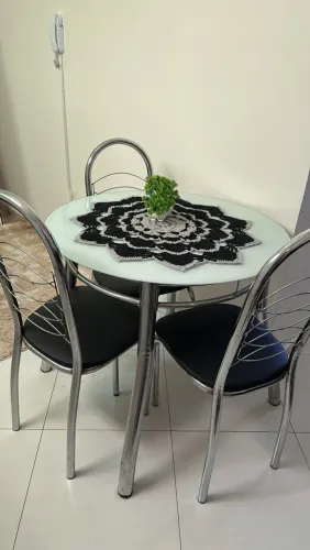 Mesa com tampo de vidro e 3 cadeiras
