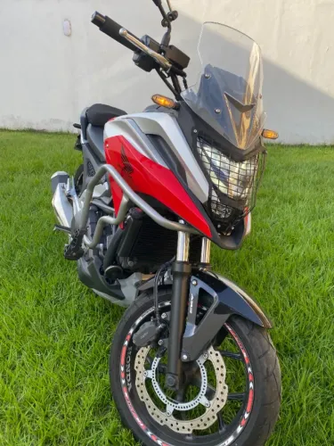 Vendo Honda NC 750X DCT ABS, cor vermelha, único dono, com apenas 8.900 km rodados.