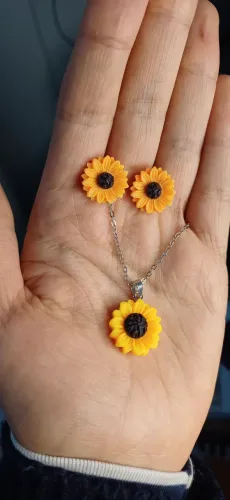 Conjunto Colar e Brincos Girassol Aço Inox Cerâmica Plástica