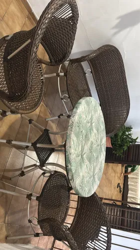 Jogo de mesa com 4 cadeiras - excelente estado