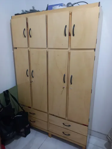 Guarda roupa madeira maciça envernizado