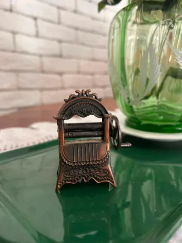 Apontador Colecionável Metal Vintage Formato Calandra 7,5cm