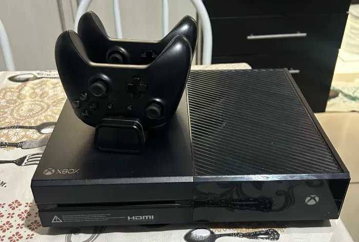 Videogame Xbox one 1TB com 2 controles originais