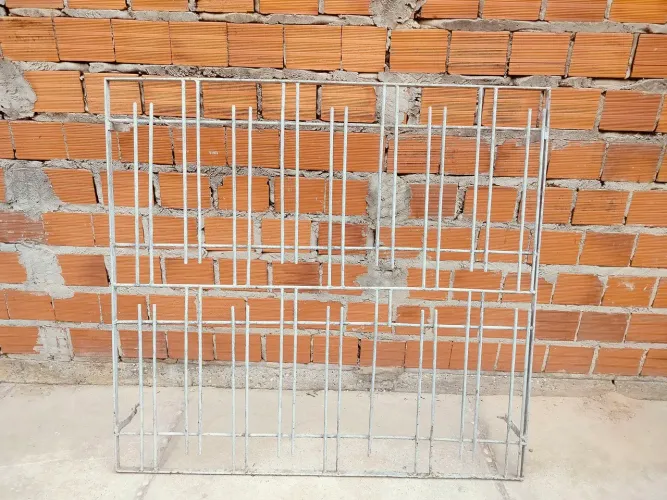 Grade de proteção medindo 1,40cm x1,30cm