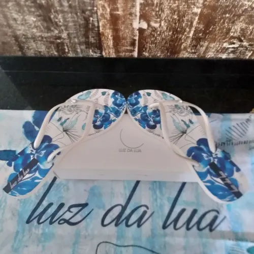 CONJUNTO CHINELO E PAREÔ, MARCA LUZ DA LUA. NOVO.