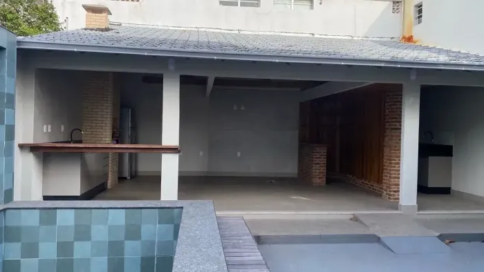 CP- CASA À VENDA PRÓXIMO A PRAINHA- 3 QUARTOS/2 SUÍTES- TODA REFORMADA- 2 VAGAS-