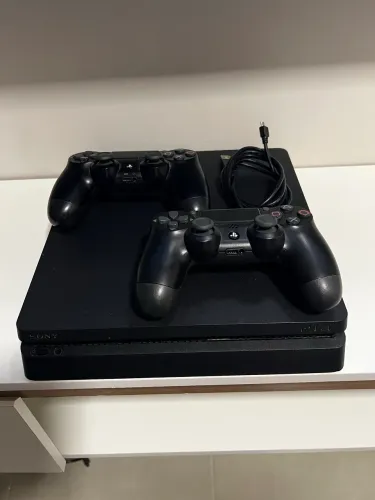 Vende-se PS4 super conservado