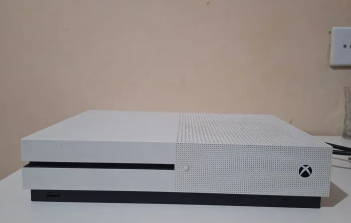 Xbox One S 1TB | Ótimo estado | Aceito Troca por Nintendo Switch.