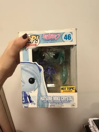 Funko pop Hatsune Miku Crystal com 1 orelha quebrada (mas é só colar)