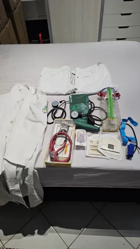 Kit Para Estágio Enfermagem/Área Da Saúde - Jaleco, Estetoscópio, Garrote, Luva, Calça