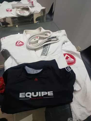 Kimono GB1 Gracie Barra tamanho A2 usado com camiseta training P e faixa branca