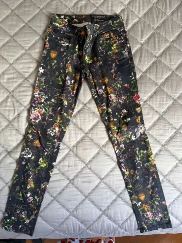 Calça Ellus preta floral