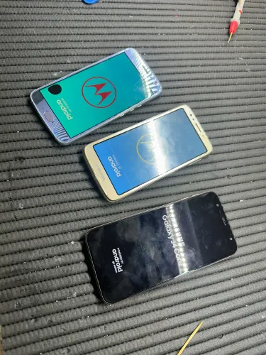 Três celulares funcionando