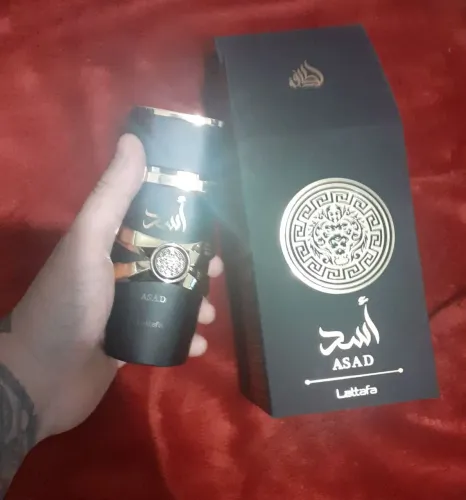 Perfume árabe ganhei um igual o meu vendo cor baixo na caixa sem uso ! AZAD