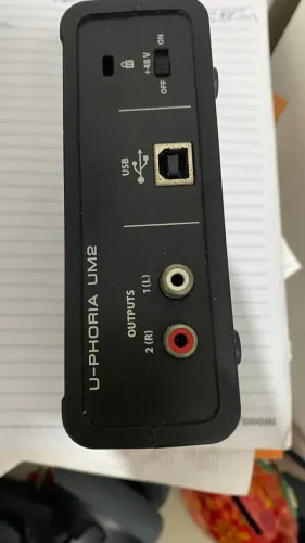 Interface placa De Áudio Behringer U-phoria Um2