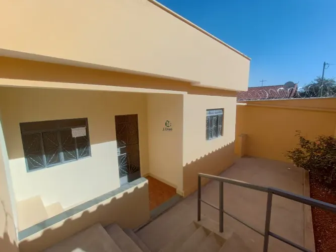 EXCELENTE CASA DE 03 QUARTOS NO MILIONARIOS