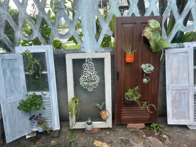 Vendo Janelas retro, gaiola e arranjo com natureza, perfeitas para dar um toque vintage 