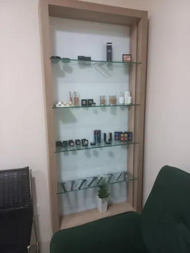 Mostruário / Vitrine Expositora em MDF com Prateleiras de Vidro