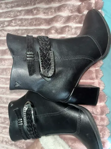Duas jaquetas, e uma bota tamanho 35