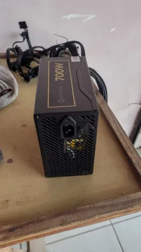 Fonte Goldentec 700W 80 Plus e PFC ativo pegando perfeitamente