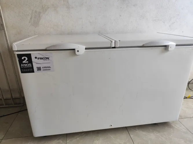 Vendo freezer semi novo, voltagem 110.