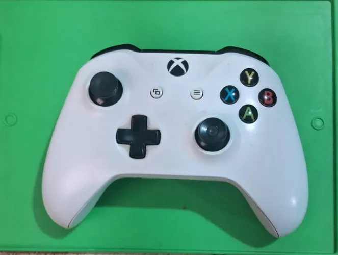 Controle de Xbox com detalhe