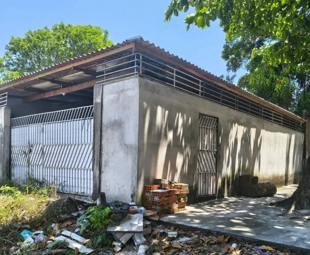 Ponto comercial de esquina em obras.