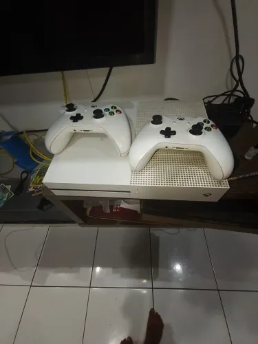 Troco XBOX ONE S COM 2 CONTROLES E CARREGADOR COM FONTES E FIOS +100 REAIS POR PC GAMER