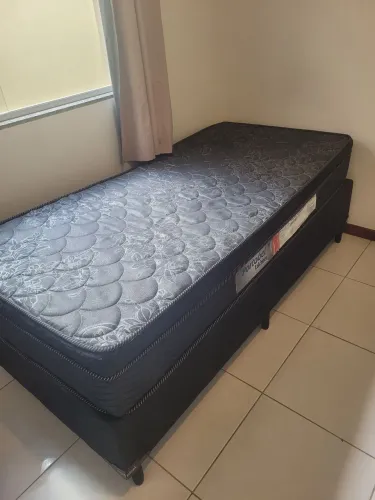 Vendo cama box de solteiro, não entrego. Aceito cartão. Baixou o preço.