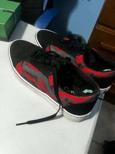 vans preto e vermelho