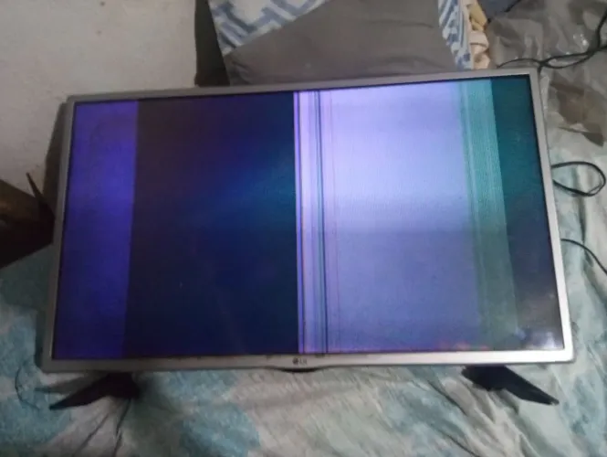 TV LG 32 com display quebrado.