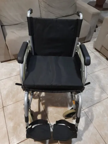 Cadeira de rodas semi nova