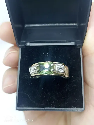 Anel em prata com zirconia verde e branca.