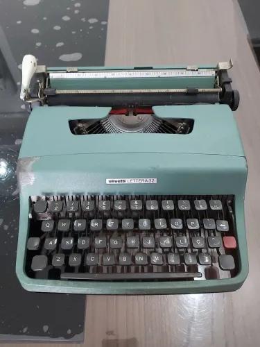 Máquina de escrever Olivetti Letttera 32