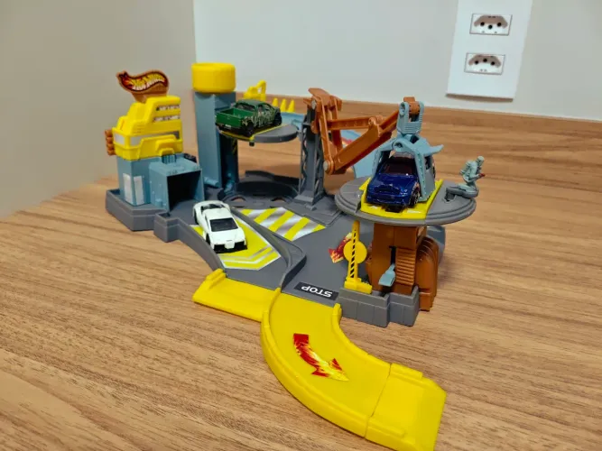 Hot Wheels Tow & Tune Garage da Mattel.