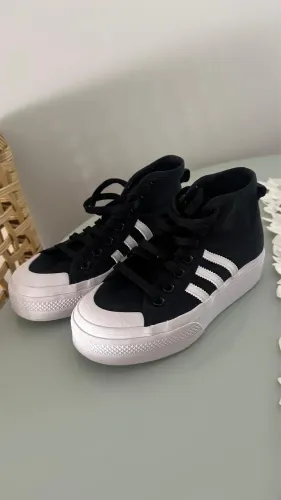 Tênis adidas