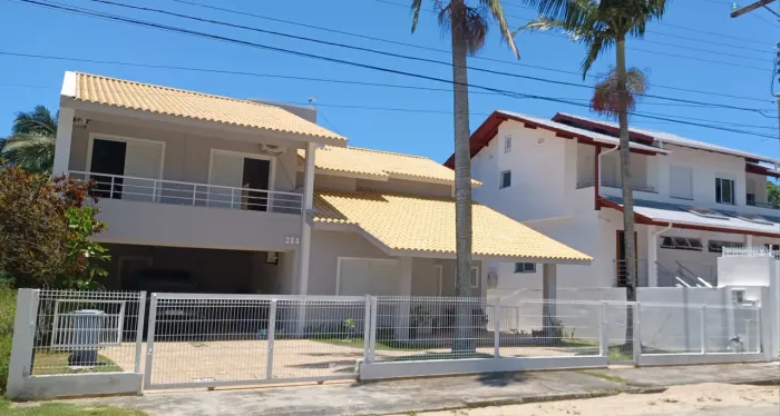 Praia Brava casa 2 pisos com piscina e terreno de 675m²