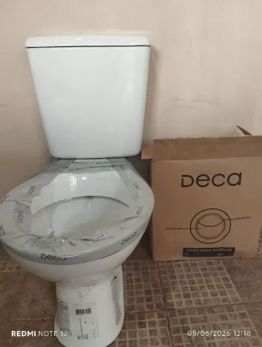 Vaso sanitário Deca com caixa acoplada Nova na caixa.