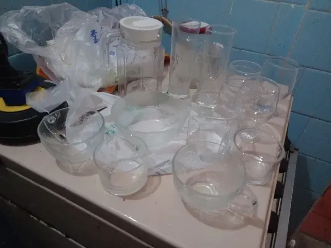 Conjunto de diversos itens de vidro antigo