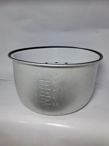 Panela da máquina de fazer arroz com divisor pra legumes.